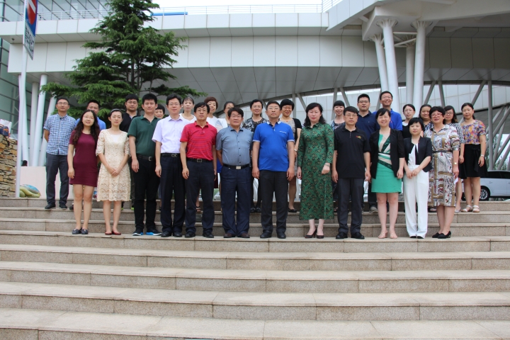 专家组与大连医科大学领导及教师合影 专家组与大连医科大学领导及教师合影