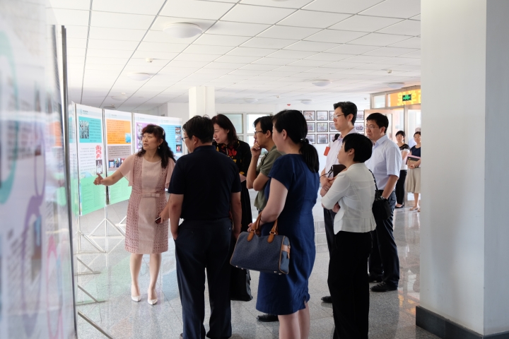 专家组实地考察中国医科大学药学院实验室 专家组实地考察中国医科大学药学院实验室